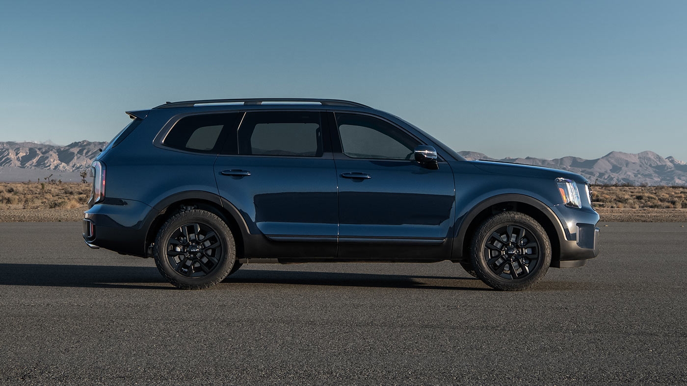 Vue latérale du Kia Telluride 2025 à l'extérieur.