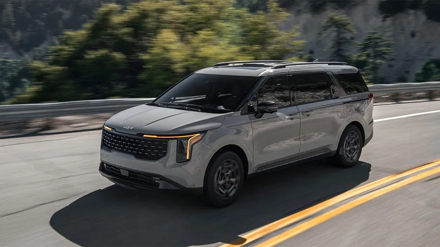 vue latérale avant d'une Kia Carnival 2025