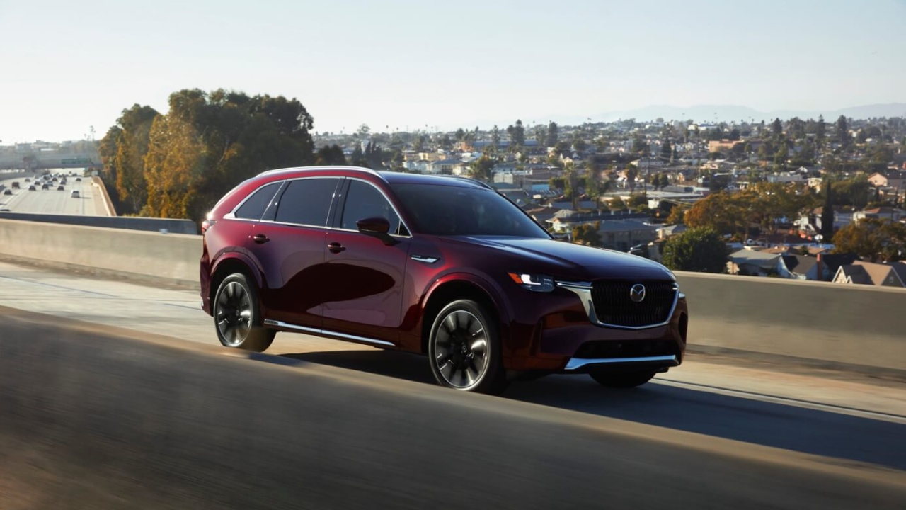 vue latérale avant d'une Mazda CX-90 2024