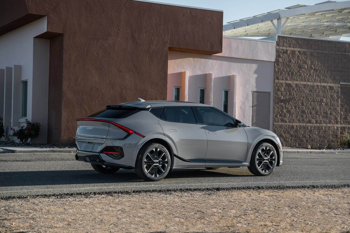 Vue 3/4 avant du Kia EV6 2025 garé à l'extérieur au couché du soleil.