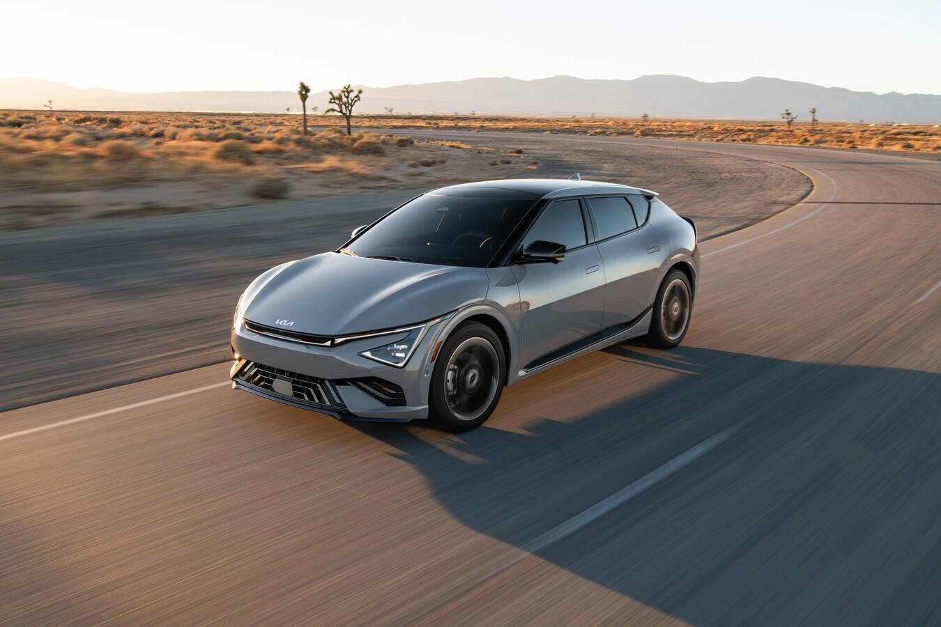 Vue avant du Kia EV6 2025 sur la route.