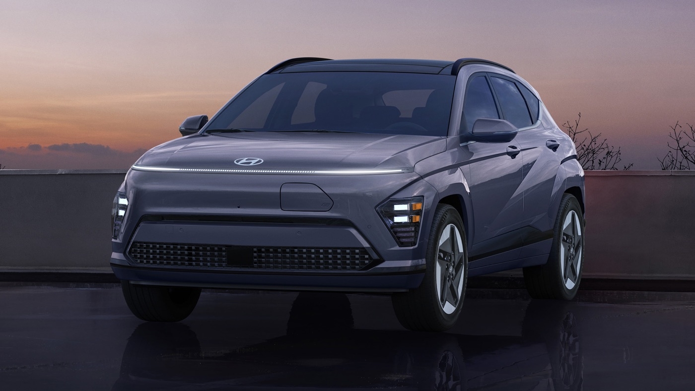 Le Hyundai Kona éléctrique 2024 stationnée à la tombé de la nuit